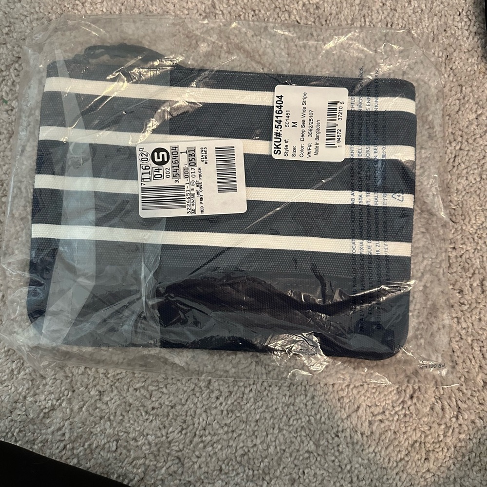 NWT LANDS END NAVY & WHITE MEDIUM SIZE ZIPPERED BAG
